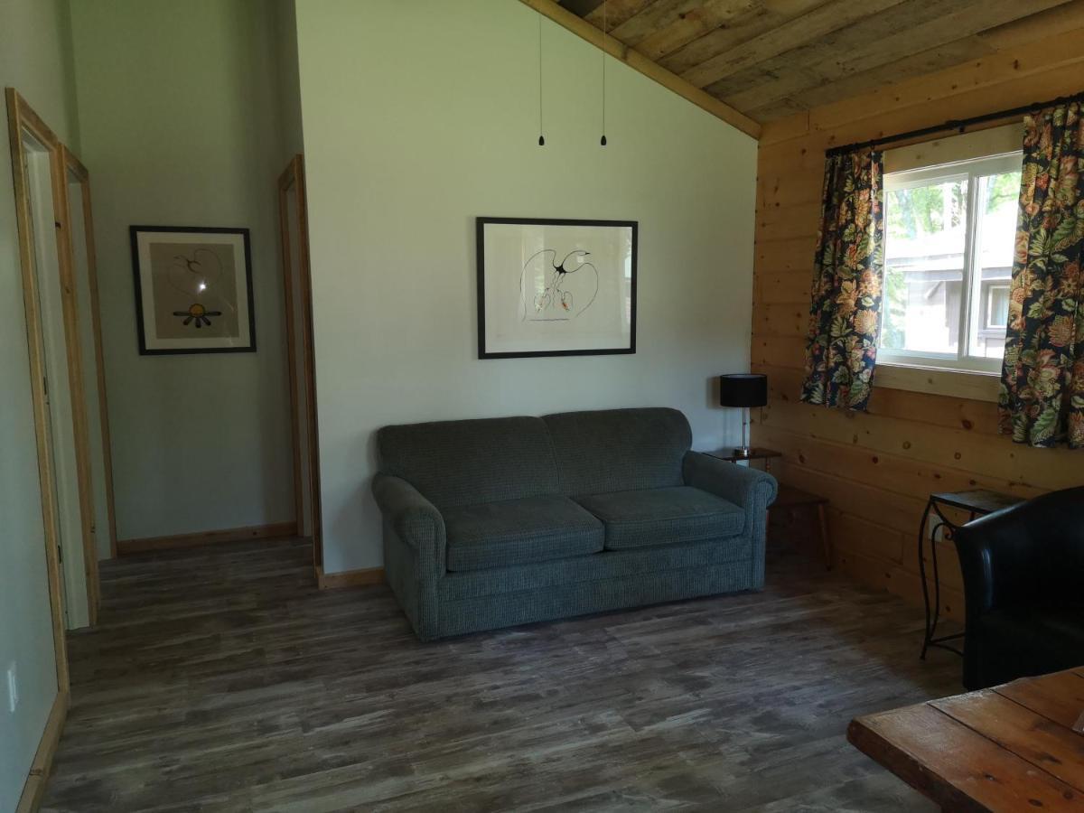 The Pines Cottage Resort Oxtongue Lake Екстер'єр фото