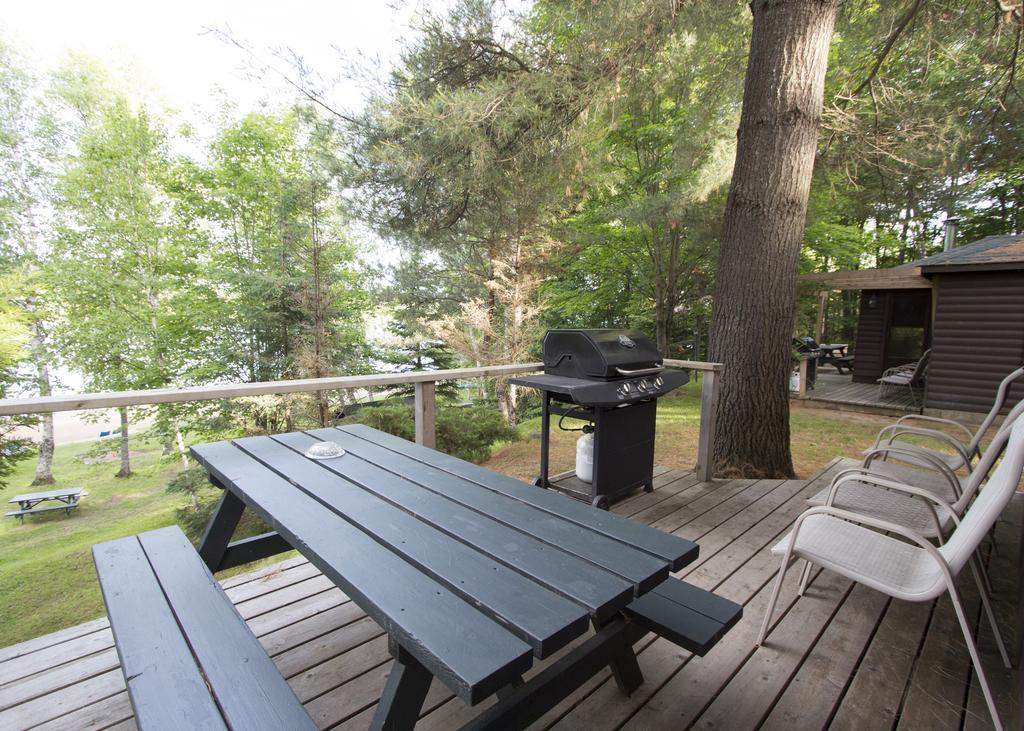 The Pines Cottage Resort Oxtongue Lake Екстер'єр фото