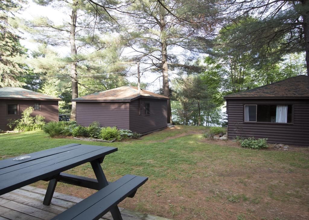 The Pines Cottage Resort Oxtongue Lake Екстер'єр фото