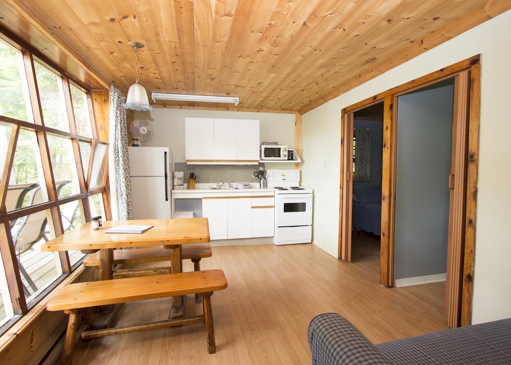 The Pines Cottage Resort Oxtongue Lake Екстер'єр фото