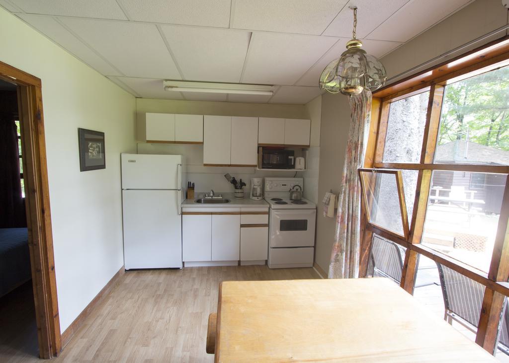 The Pines Cottage Resort Oxtongue Lake Екстер'єр фото