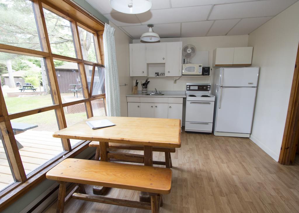 The Pines Cottage Resort Oxtongue Lake Екстер'єр фото