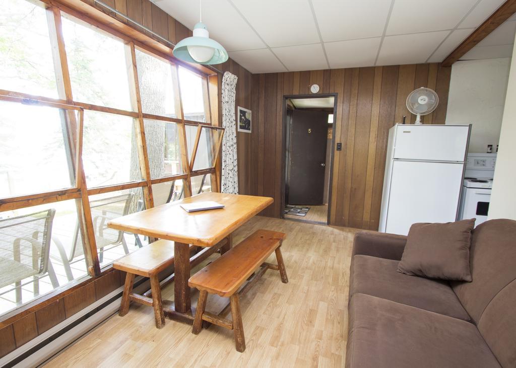 The Pines Cottage Resort Oxtongue Lake Екстер'єр фото