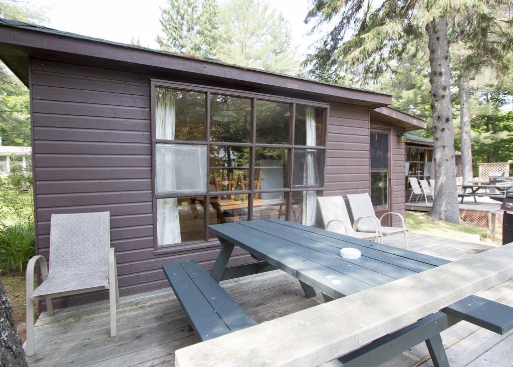 The Pines Cottage Resort Oxtongue Lake Екстер'єр фото