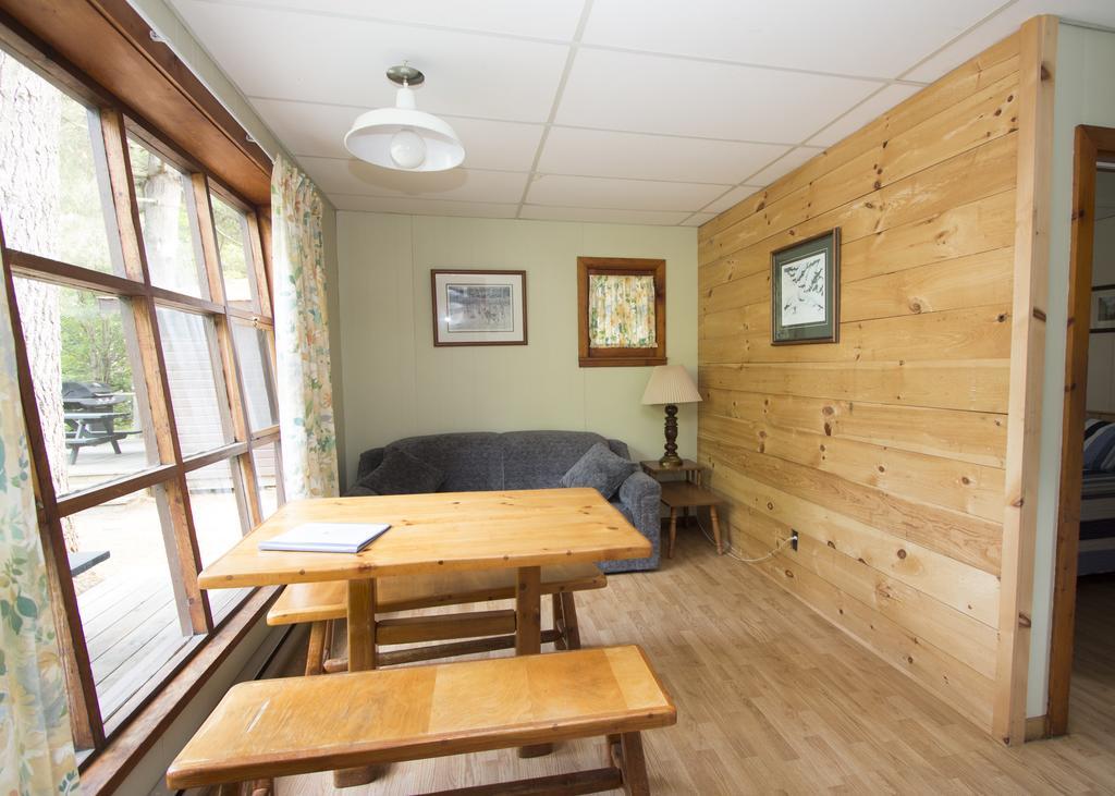 The Pines Cottage Resort Oxtongue Lake Екстер'єр фото