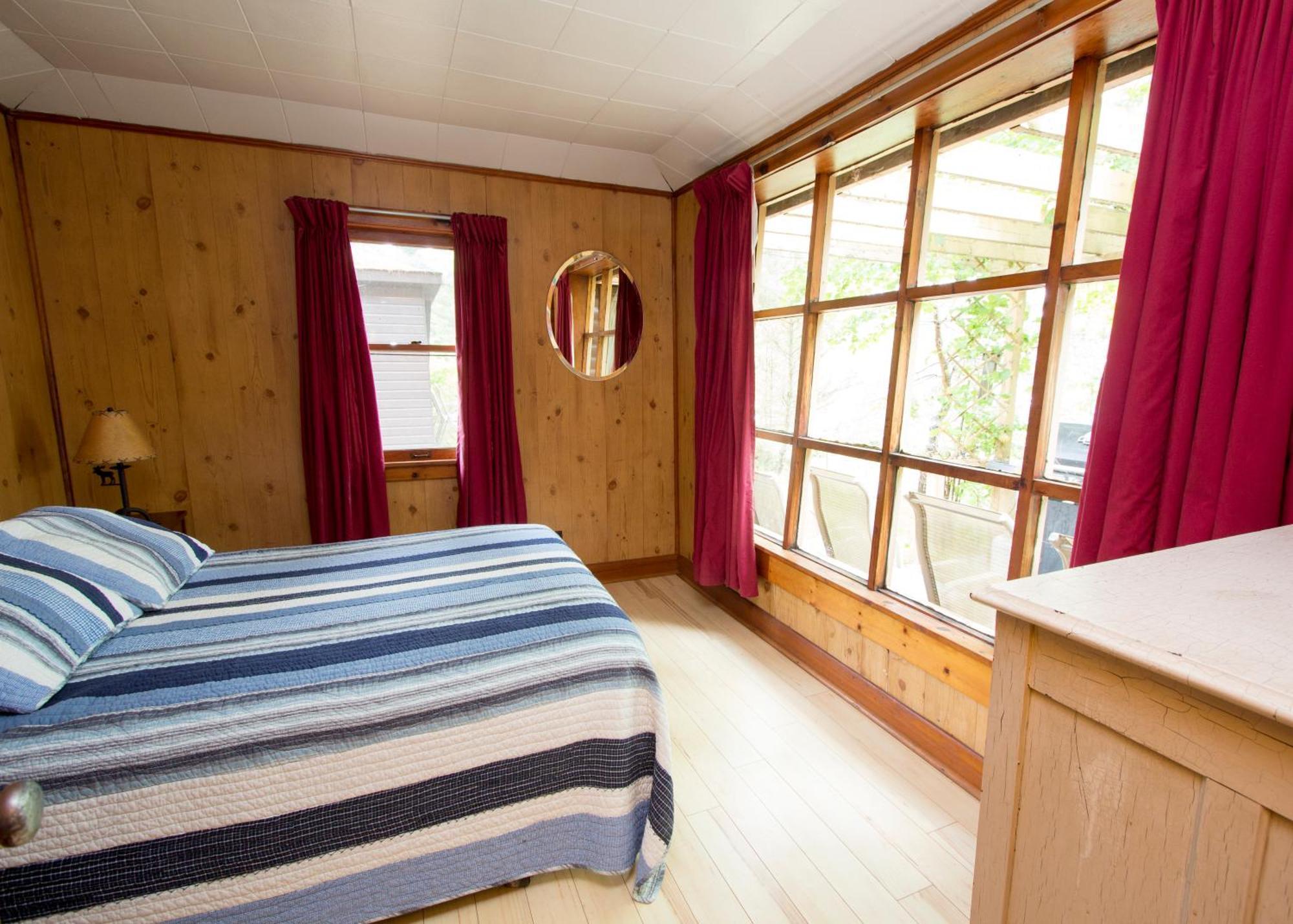 The Pines Cottage Resort Oxtongue Lake Екстер'єр фото