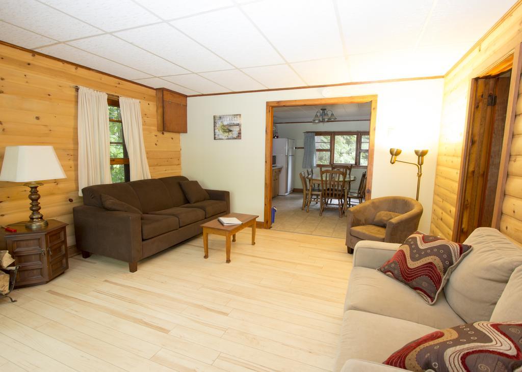 The Pines Cottage Resort Oxtongue Lake Екстер'єр фото