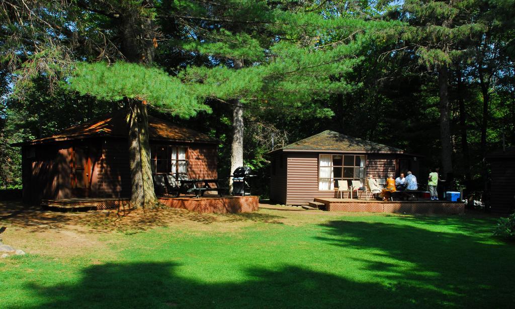 The Pines Cottage Resort Oxtongue Lake Екстер'єр фото
